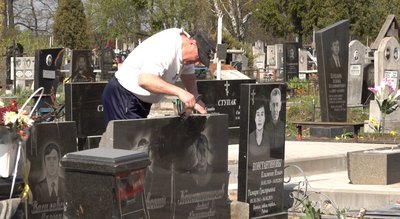 Поминальні дні серед руїн: як черкасці відновлюють могили рідних