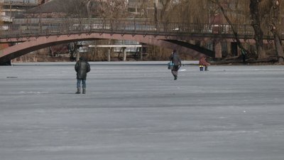 "Лід ще міцний": що рибалки та рятувальники говорять про риболовлю на кризі у Рівному "Лід ще міцний": що рибалки та рятувальники говорять про риболовлю на кризі у Рівному