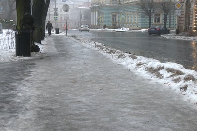 Ожеледиця на тротуарах Соборної площі в Чернівцях Ожеледиця на тротуарах Соборної площі в Чернівцях