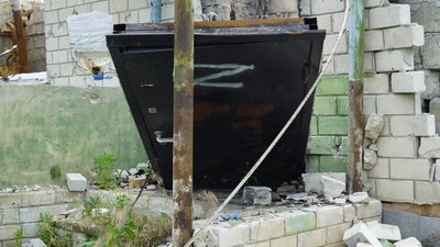 Вибиті двері з літерою "Z" у Кам'янці Вибиті двері з літерою "Z" у Кам'янці