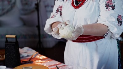 "Кулінарний спадок": як готують за бабусиним рецептом на Рівненщині тушковану капусту з картопляними кнедлями "Кулінарний спадок": як готують за бабусиним рецептом на Рівненщині тушковану капусту з картопляними кнедлями
