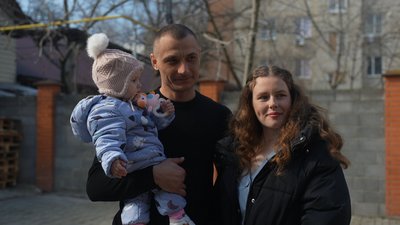 Відвідувачка центру Тетяна разом з родиною Відвідувачка центру Тетяна разом з родиною