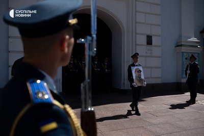 У Михайлівському соборі та на Майдані Незалежності в Києві попрощалися із загиблим пілотом F-16 Максимом Устименком, Київ, 3 липня 2025 року У Михайлівському соборі та на Майдані Незалежності в Києві попрощалися із загиблим пілотом F-16 Максимом Устименком, Київ, 3 липня 2025 року
