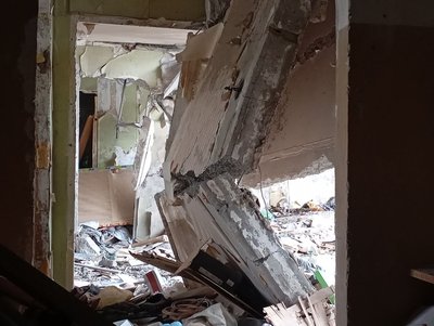"Нічого нема. Тільки газ є". У Сумах розбирають завали багатоповерхівки після удару РФ "Нічого нема. Тільки газ є". У Сумах розбирають завали багатоповерхівки після удару РФ