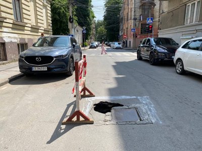 У Чернівцях на одній із вулиць сталося провалля асфальту У Чернівцях на одній із вулиць сталося провалля асфальту