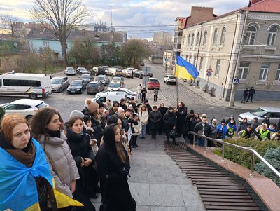 "800 мільйонів на військо": у Луцьку відбувся марш протесту. Що вимагали люди "800 мільйонів на військо": у Луцьку відбувся марш протесту. Що вимагали люди