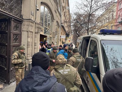 Зінченко вийшов з автомобіля Національної гвардії Зінченко вийшов з автомобіля Національної гвардії