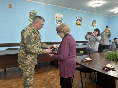 У Кременчуці вручили посмертні нагороди чотирьом сім’ям загиблих військових У Кременчуці вручили посмертні нагороди чотирьом сім’ям загиблих військових