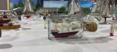 Модель корабля у пляшці, яку створив чоловік Модель корабля у пляшці, яку створив чоловік