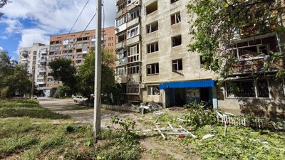«Будемо жити, будемо виживати»: жителі Краматорська про удар чотирма авіабомбами «Будемо жити, будемо виживати»: жителі Краматорська про удар чотирма авіабомбами