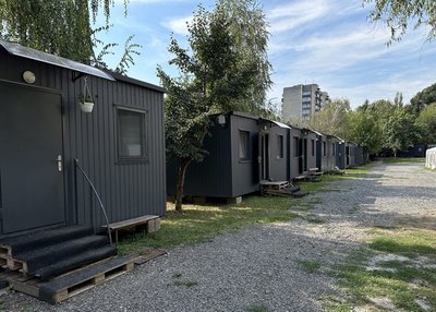 85 вимушених переселенців із прифронтових областей України живуть у модульному містечку в Ужгороді 85 вимушених переселенців із прифронтових областей України живуть у модульному містечку в Ужгороді