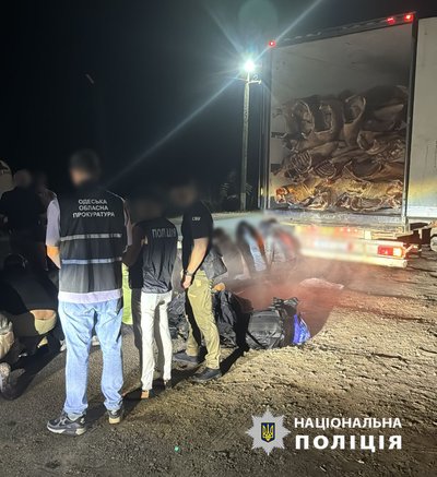 На Одещині іноземці сховали 16 чоловіків у рефрижераторі для м’яса та везли їх до Молдови На Одещині іноземці сховали 16 чоловіків у рефрижераторі для м’яса та везли їх до Молдови