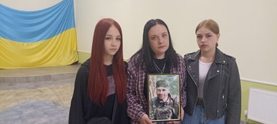 День Героїв України: на Житомирщині дітям загиблих військових вручили срібні кулони "Батьківське серце" День Героїв України: на Житомирщині дітям загиблих військових вручили срібні кулони "Батьківське серце"
