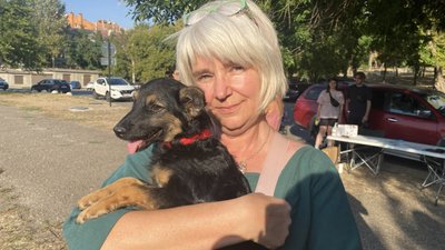 Власниця притулку для тварин Марина разом з цуценя Власниця притулку для тварин Марина разом з цуценя