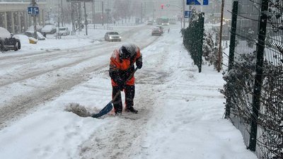 Двірник розчищає дороги від снігу Двірник розчищає дороги від снігу