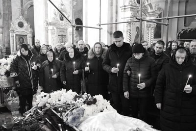 У Луцьку провели в останню дорогу 41-річного військового Миколу Чуса У Луцьку провели в останню дорогу 41-річного військового Миколу Чуса