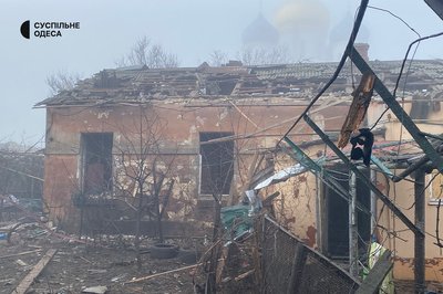 Вибило вікна, згорнулися в гармошку двері: фото наслідків нічної атаки БпЛА на Одесу Вибило вікна, згорнулися в гармошку двері: фото наслідків нічної атаки БпЛА на Одесу