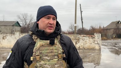 "Нерви здають". Як на Донеччині поліцейські евакуюють родини з дітьми "Нерви здають". Як на Донеччині поліцейські евакуюють родини з дітьми