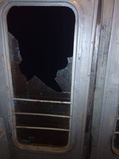 На Харківщині затримали підлітків, які пошкодили приміський потяг — "Укрзалізниця" На Харківщині затримали підлітків, які пошкодили приміський потяг — "Укрзалізниця"