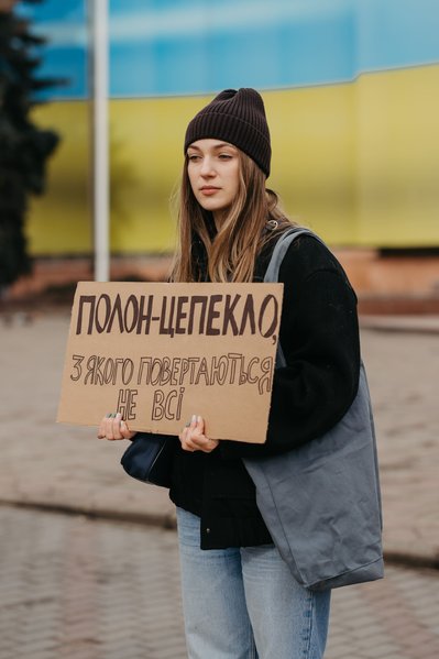 "Будемо боротися за кожного". У Чернівцях відбулась акція на підтримку військових, які в полоні чи зникли безвісти "Будемо боротися за кожного". У Чернівцях відбулась акція на підтримку військових, які в полоні чи зникли безвісти