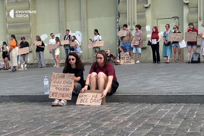 В Одесі ввечері знову відбулася акція проти відставки міністра оборони Федорова В Одесі ввечері знову відбулася акція проти відставки міністра оборони Федорова