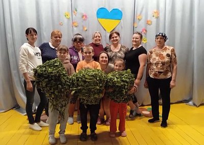 У селах Житомирщини жінки щодня плетуть сітки для військових У селах Житомирщини жінки щодня плетуть сітки для військових