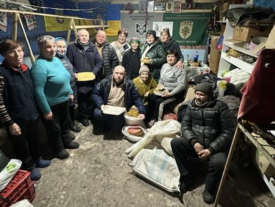 Майже 50 кг бджолиного воску, парафіну та огарків для окопних свічок передали пасічники волонтерам на Рівненщині Майже 50 кг бджолиного воску, парафіну та огарків для окопних свічок передали пасічники волонтерам на Рівненщині