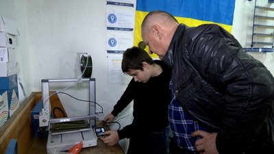 Ветеран з Вінниччини разом зі школярами виготовляє дрони для військових Ветеран з Вінниччини разом зі школярами виготовляє дрони для військових