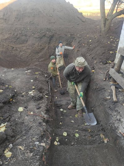 Військові 102 бригади роблять окопи Військові 102 бригади роблять окопи