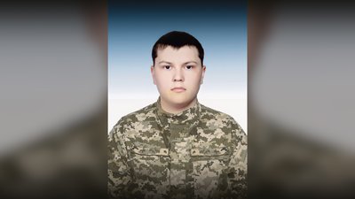В'яжуть шкарпетки та плетуть маскувальні сітки: подружжя з Чернігівщини, яке втратило будинок, допомагає військовим В'яжуть шкарпетки та плетуть маскувальні сітки: подружжя з Чернігівщини, яке втратило будинок, допомагає військовим