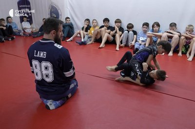 "До кожного свій підхід": історія тренера, який працює з дітьми з інвалідністю, сиротами та ВПО "До кожного свій підхід": історія тренера, який працює з дітьми з інвалідністю, сиротами та ВПО