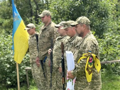 Прощались на колінах: на Черкащині поховали захисника