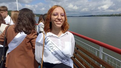 Випускниця Анна Кирєєва, останній дзвонник Випускниця Анна Кирєєва, останній дзвонник