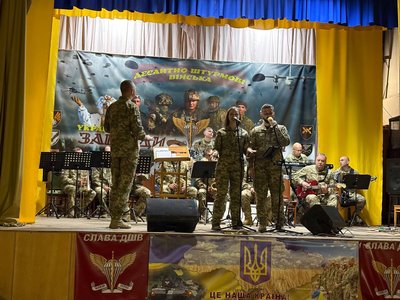 "Зустрічають невесело — проводжають добре", — Валентин Корінець, артист оркестру 199 навчального центру ДШВ "Зустрічають невесело — проводжають добре", — Валентин Корінець, артист оркестру 199 навчального центру ДШВ