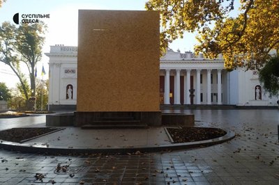 Пам’ятник Пушкіну в Одесі закрили дерев’яними плитами Пам’ятник Пушкіну в Одесі закрили дерев’яними плитами