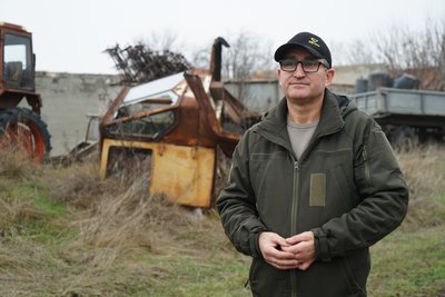 Фермер біля розбитої техніки у Студенку під Ізюмом Фермер біля розбитої техніки у Студенку під Ізюмом
