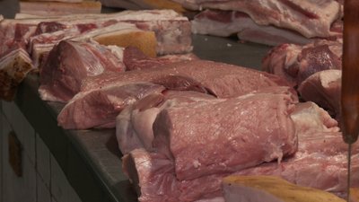 Що кажуть продавці та покупці про ціни на свіже м’ясо та сало на ринку у Рівному Що кажуть продавці та покупці про ціни на свіже м’ясо та сало на ринку у Рівному