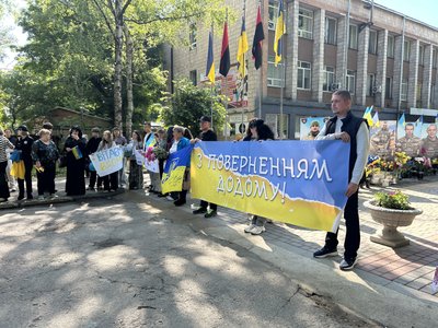 "Дуже чекала і дуже молилася": на Черкашині зустріли звільненого з полону захисника "Дуже чекала і дуже молилася": на Черкашині зустріли звільненого з полону захисника