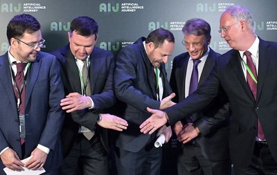 Гендиректор Фонду прямих інвестицій Кирило Дмитрієв (праворуч) на форумі Artificial Intelligence Journey (AIJ) у Москві 9 листопада 2019 року Гендиректор Фонду прямих інвестицій Кирило Дмитрієв (праворуч) на форумі Artificial Intelligence Journey (AIJ) у Москві 9 листопада 2019 року