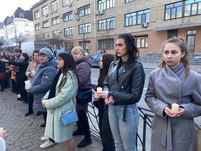 У Вінниці вшанували пам'ять загиблих у Маріупольському драмтеатрі У Вінниці вшанували пам'ять загиблих у Маріупольському драмтеатрі