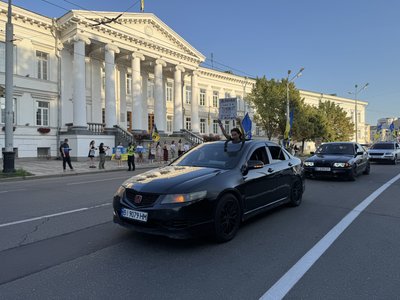 У Полтаві влаштували автопробіг та акцію-нагадування, присвячену третім роковинам теракту в Оленівці У Полтаві влаштували автопробіг та акцію-нагадування, присвячену третім роковинам теракту в Оленівці