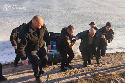 Печенізьке водосховище, рятувальники надають допомогу рибалці Печенізьке водосховище, рятувальники надають допомогу рибалці