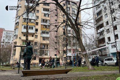 Згорілі машини, пошкоджені будинки, поранені люди: фото та відео наслідків дронової атаки РФ на Одесу