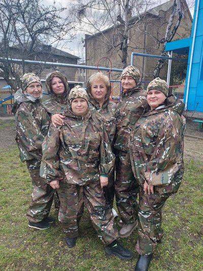 "Шалені голки": як жінки з Подільська плетуть кілометри захисту для армії "Шалені голки": як жінки з Подільська плетуть кілометри захисту для армії