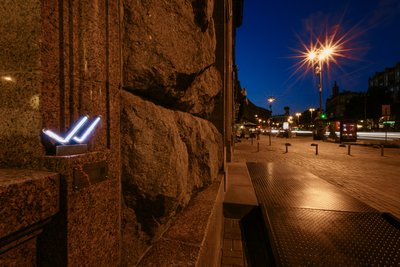 У столиці з'явилась мініскульптура, присвячена прочитаним повідомленням: де шукати У столиці з'явилась мініскульптура, присвячена прочитаним повідомленням: де шукати