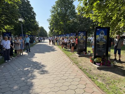 У Полтаві освятили портрети, встановлені 2025-го на Алеї Героїв