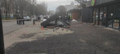 У Хмельницькому автомобіль на швидкості влетів в зупинку: є загиблі У Хмельницькому автомобіль на швидкості влетів в зупинку: є загиблі