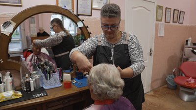 У Вінниці безкоштовно робили стрижки пенсіонерам