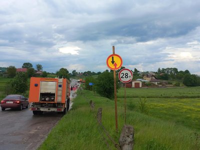 Пошкоджено міст, на одній з доріг Тернопільщини утворилося провалля