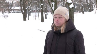 Сало, насіння, горіхи, крупи. Як діти годують птахів у Рівному Сало, насіння, горіхи, крупи. Як діти годують птахів у Рівному